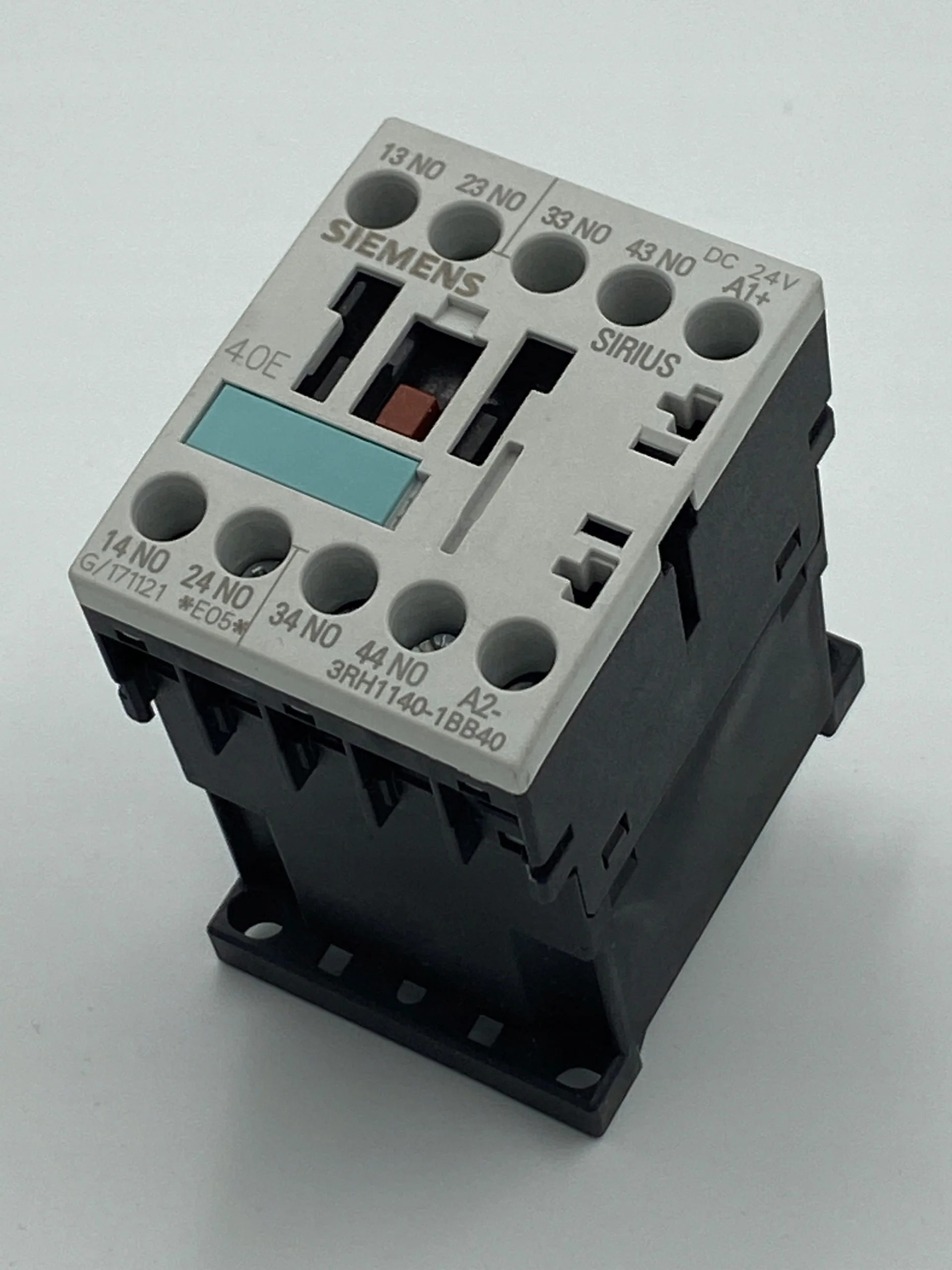 Вспомогательный контактор (реле): контакты 4НО 3A AC-15, Uкат. 24V DC, габарит S00